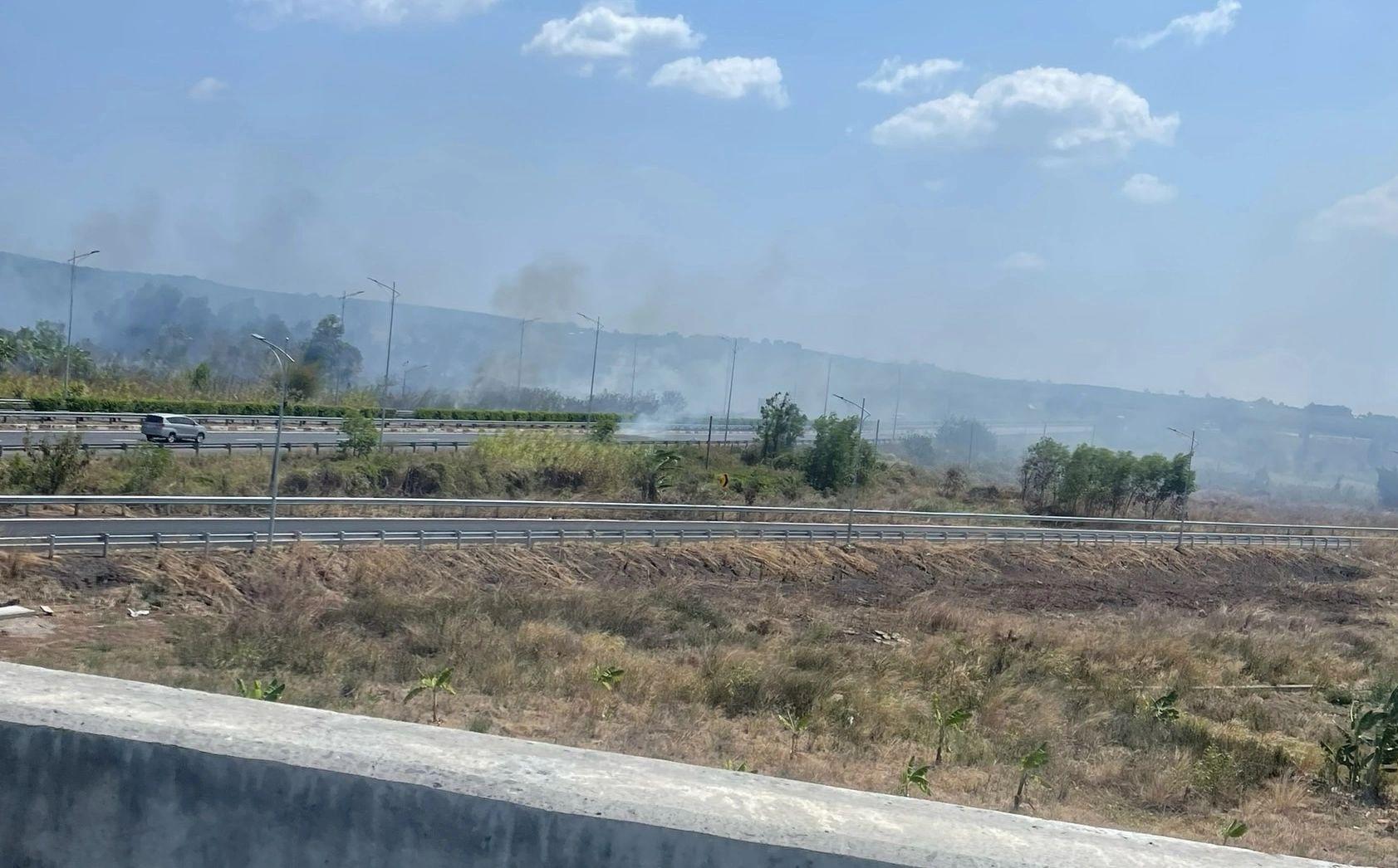 Cảnh báo nguy cơ tai nạn giao thông từ việc đốt cỏ, rác gần đường cao tốc 427155