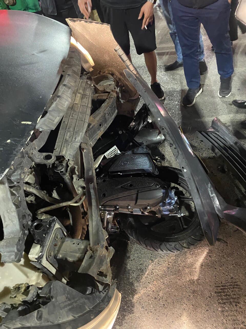 Hà Nội: Taxi ‘điên’ đâm trọng thương hai người đang dừng đèn đỏ 427888