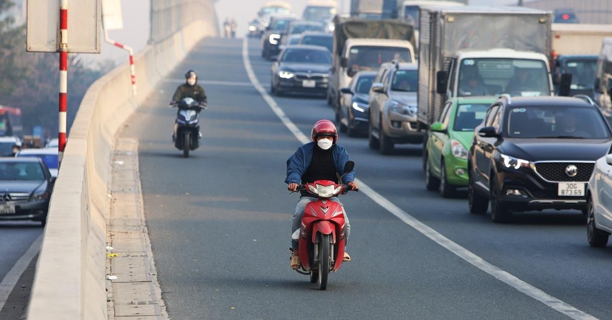 Hà Nội: Người đàn ông tự ‘chuốc họa vào thân’ khi lái xe máy lên đường Vành đai 3 428561