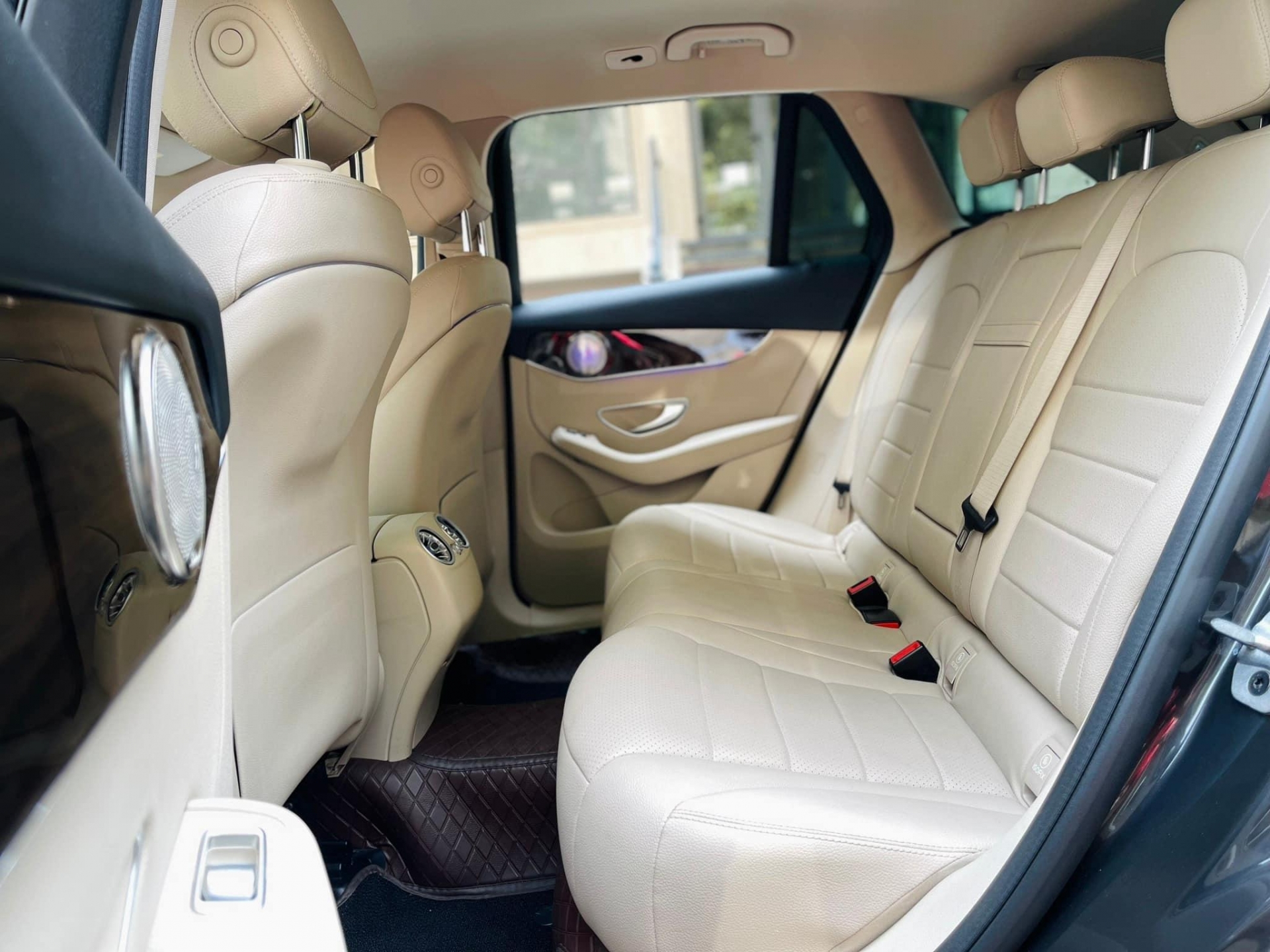 Lăn bánh 3 năm, Mercedes-Benz GLC 200 xuống giá ngang một chiếc Mazda CX-5 429893