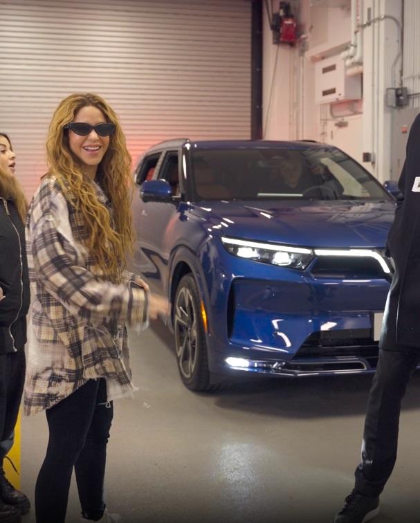 VinFast VF 9 xuất hiện đầy ấn tượng trong buổi hòa nhạc của ca sĩ Shakira tại Quảng trường Thời đại 430919