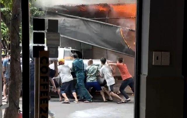 TP.HCM: Ấm lòng trước hành động hàng chục người dân chung sức ‘cứu’ ô tô khỏi đám cháy nhà 434098