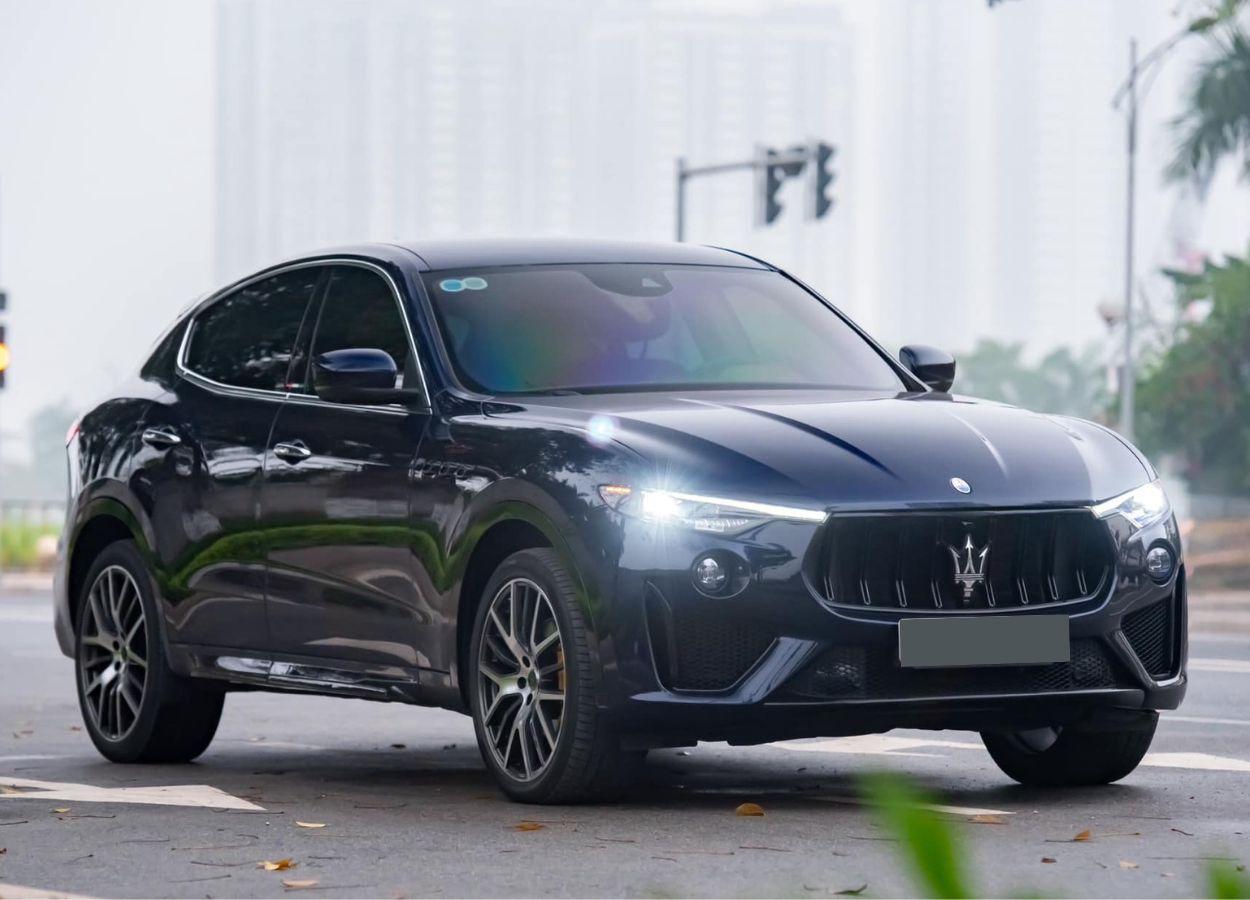 Xe sang Maserati Levante lăn bánh 7 năm trượt giá ngang một chiếc Porsche Macan 435035