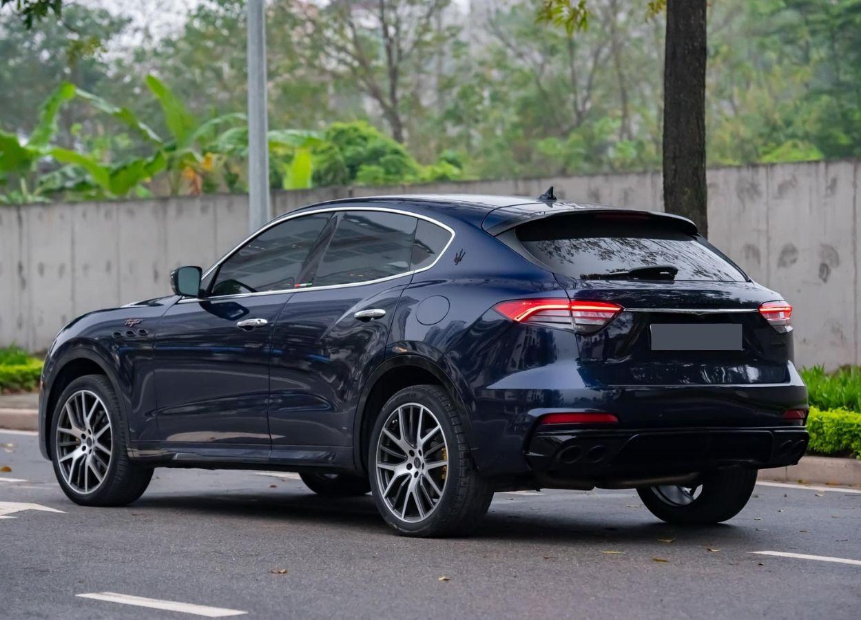 Xe sang Maserati Levante lăn bánh 7 năm trượt giá ngang một chiếc Porsche Macan 435036