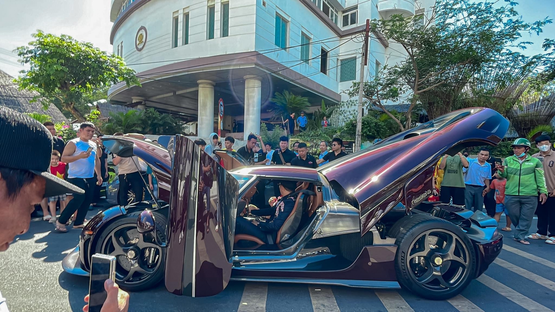 Dàn siêu xe của Hoàng Kim Khánh đổ bộ tại Nha Trang, có cả Koenigsegg Regera giá hơn 100 tỷ đồng 438202