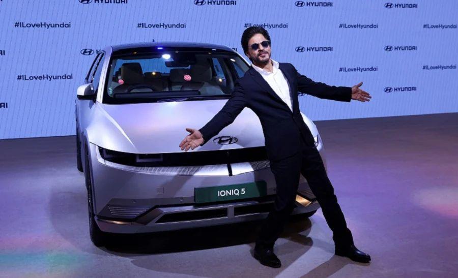 Bollywood actor Shahrukh Khan Hyundai Ioniq 5 Auto Expo 2023 India_result