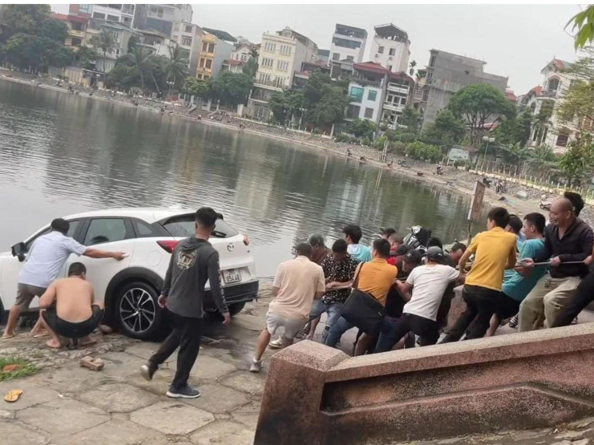 Xe SUV ‘đi lạc’ xuống hồ Định Công, hàng chục người phải hợp sức giải cứu 447127