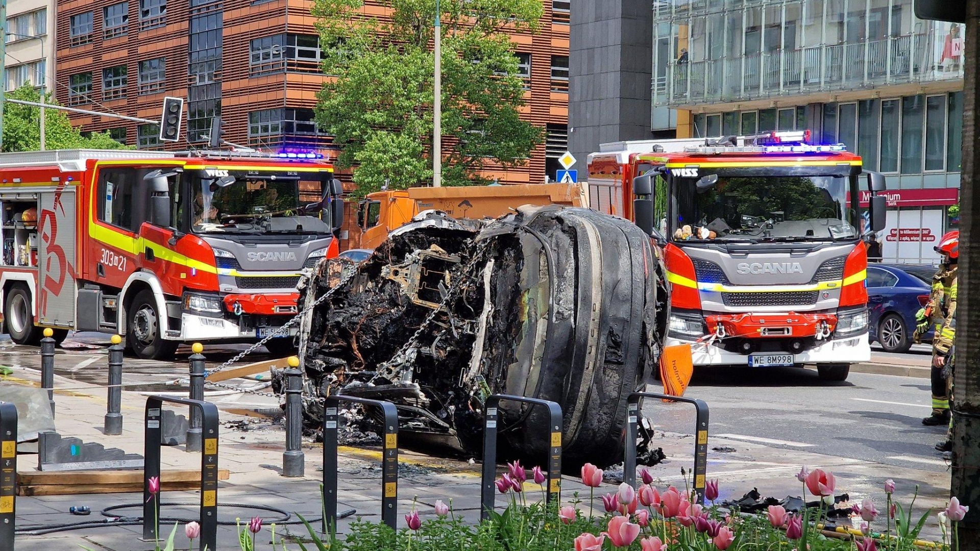 Ô tô điện Lucid bốc cháy trơ khung sau khi đâm vào cột điện 448309