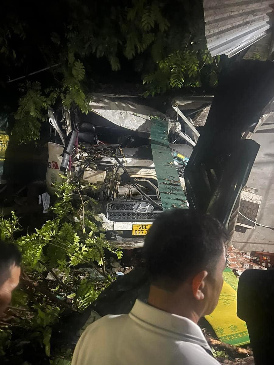 Sơn La: Lái xe đầu kéo đâm vào nhà dân khiến 2 người tử vong, tài xế bị bắt khẩn cấp 456999
