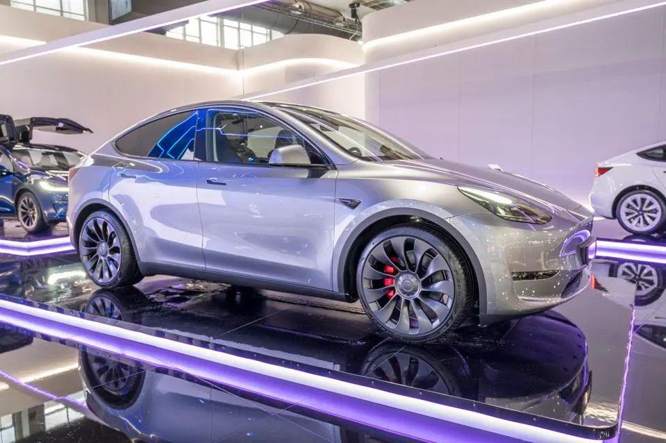 Tesla Model Y ra mắt bản mới chạy được hơn 500 km 1 lần sạc, cạnh tranh VinFast VF 8 tại Mỹ 457036