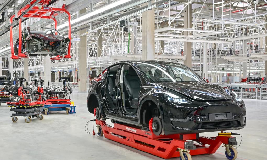 Tesla Model Y ra mắt bản mới chạy được hơn 500 km 1 lần sạc, cạnh tranh VinFast VF 8 tại Mỹ 457037