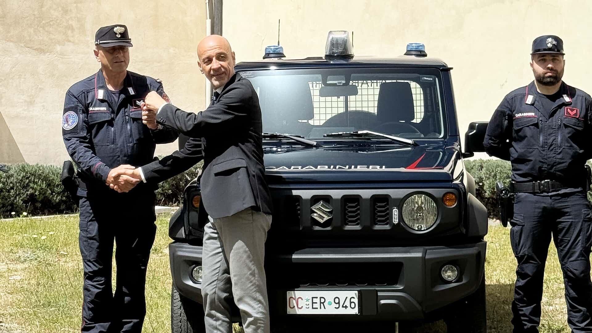 SUV off-road Suzuki Jimny gia nhập đội xe của lực lượng cảnh sát Ý 457064