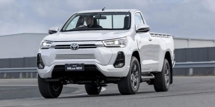 toyota-thu-nghiem-ban-tai-hilux-ban-chay-dien-phan-cong-truoc-su-troi-day-cua-xe-trung-quoc-351063
