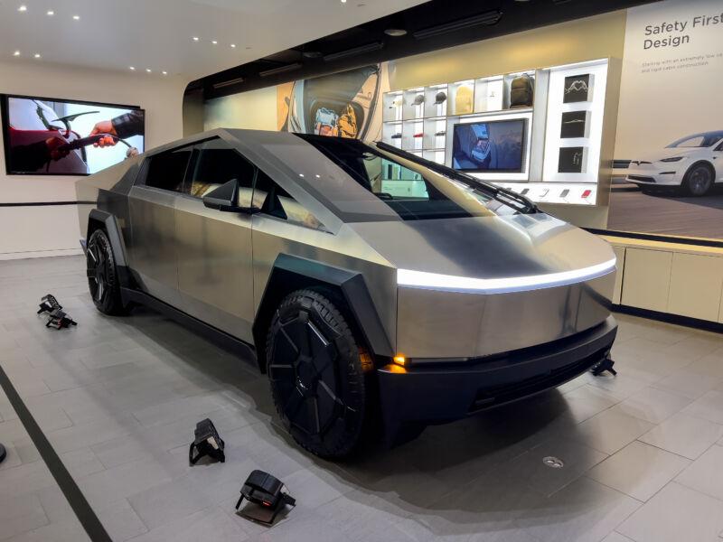 2024-Tesla-Cybertruck-in-a-showroom-1-800x600