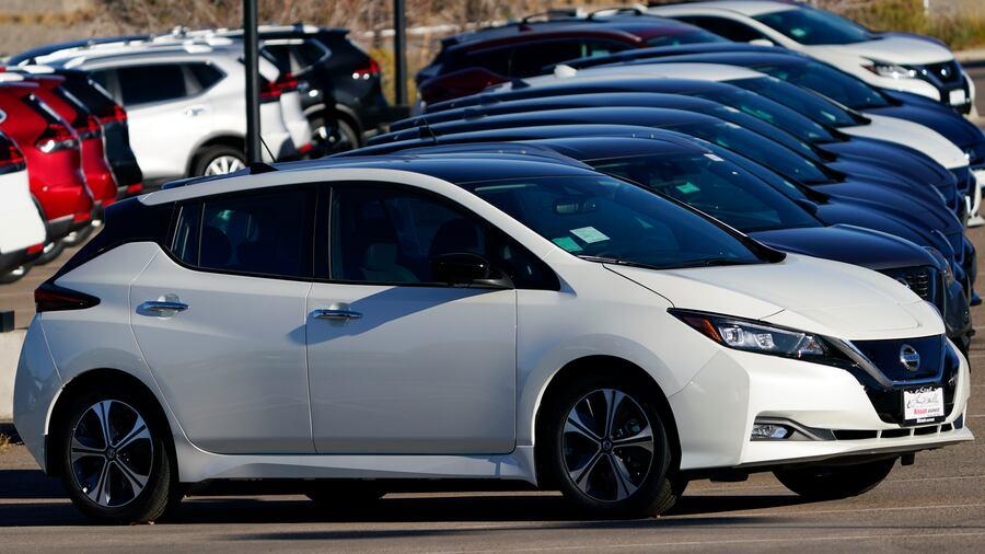 a-long-line-of-unsold-2021-leaf-electric-PIDHIMYFYBDZTLDSUQZ342FDJA