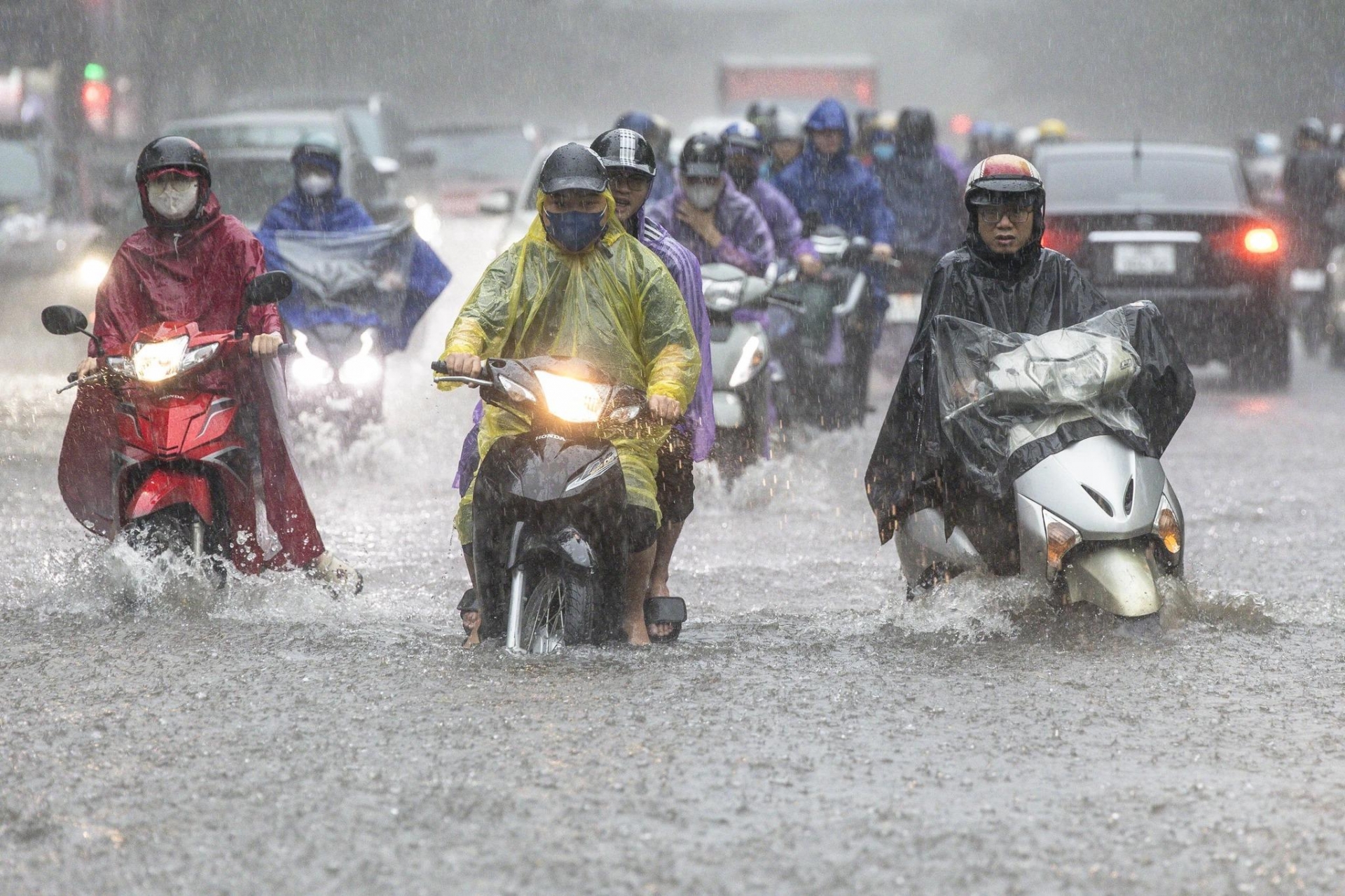 Hà Nội: Đường phố ‘thành sông’ sau mưa lớn, người dân hối hả lội nước đi làm 475603