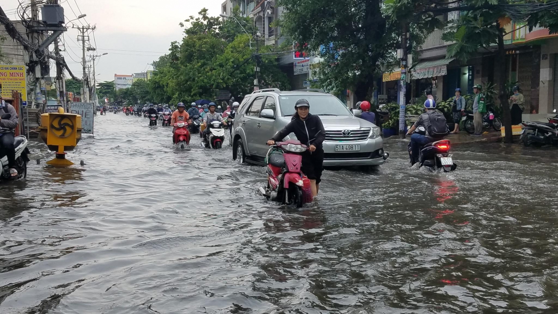 Hà Nội: Đường phố thành 'sông’ sau mưa lớn, người dân hối hả lội nước đi làm 475615