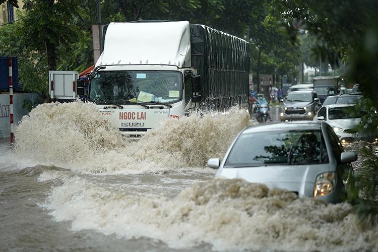 Hà Nội: Đường phố thành 'sông’ sau mưa lớn, người dân hối hả lội nước đi làm 475623