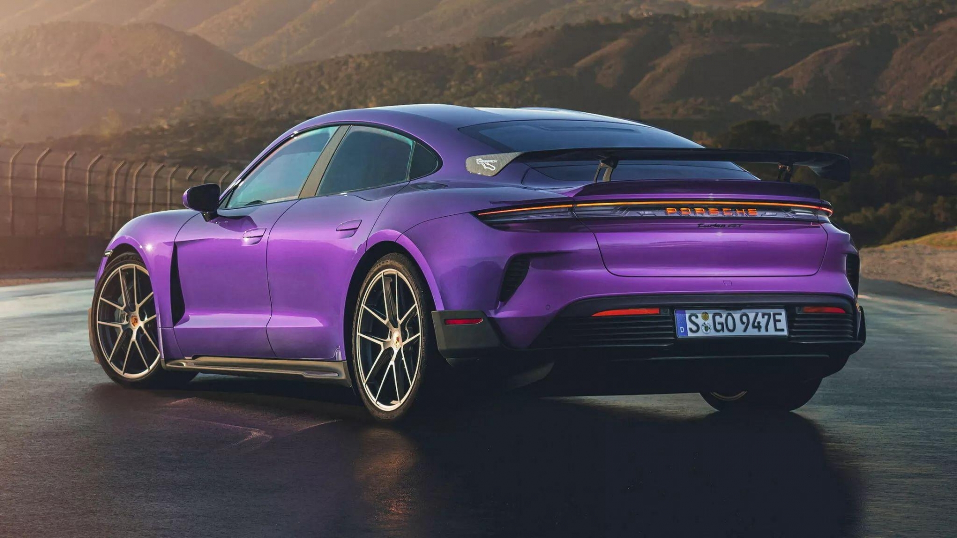 Porsche-Taycan-Turbo-GT-Sky-Purple-Metallic-2s-2048x1152_result