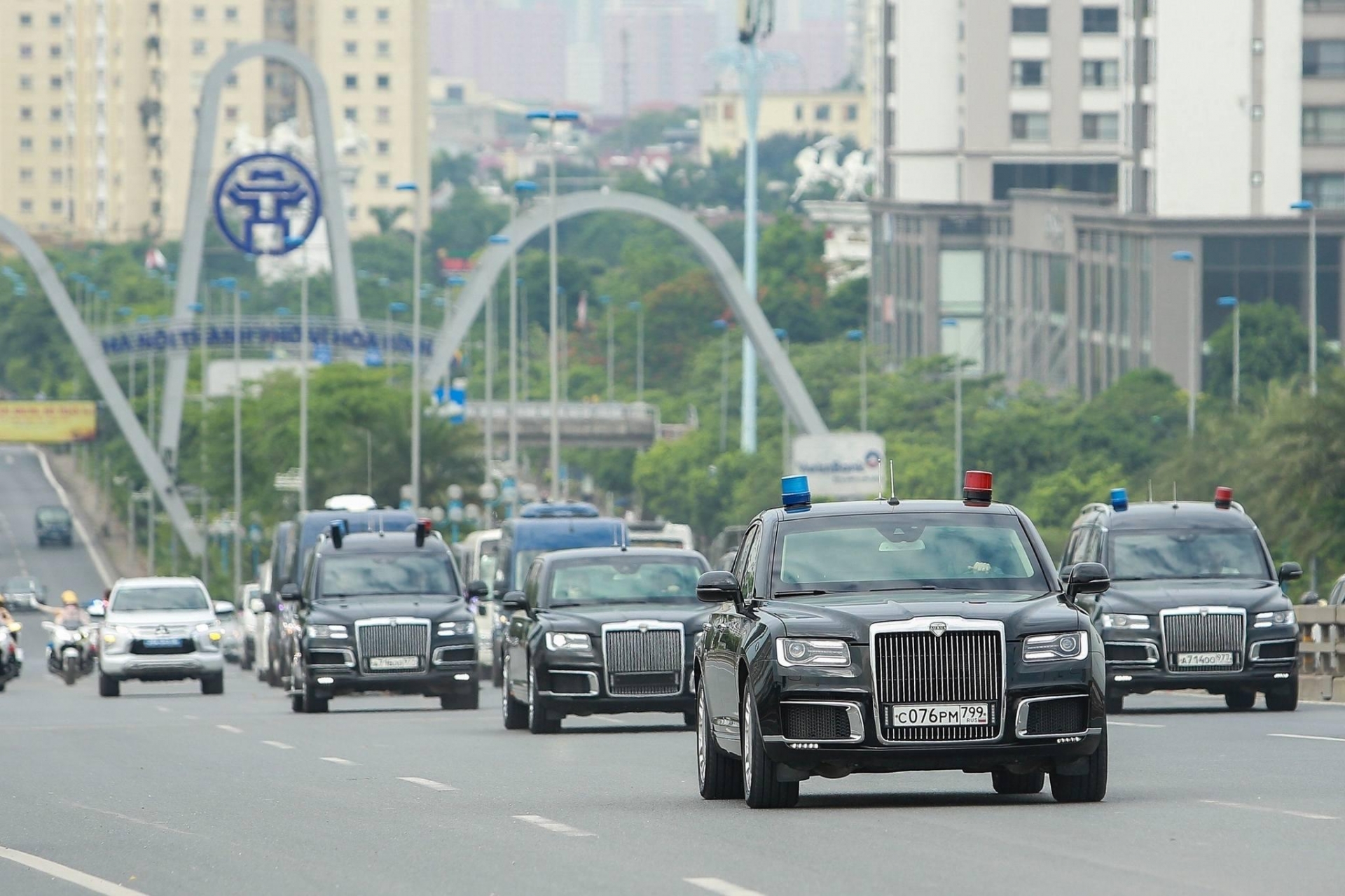 Dàn xe đặc chủng sắp tháp tùng Tổng thống Nga Putin lăn bánh trên đường phố Hà Nội 483580