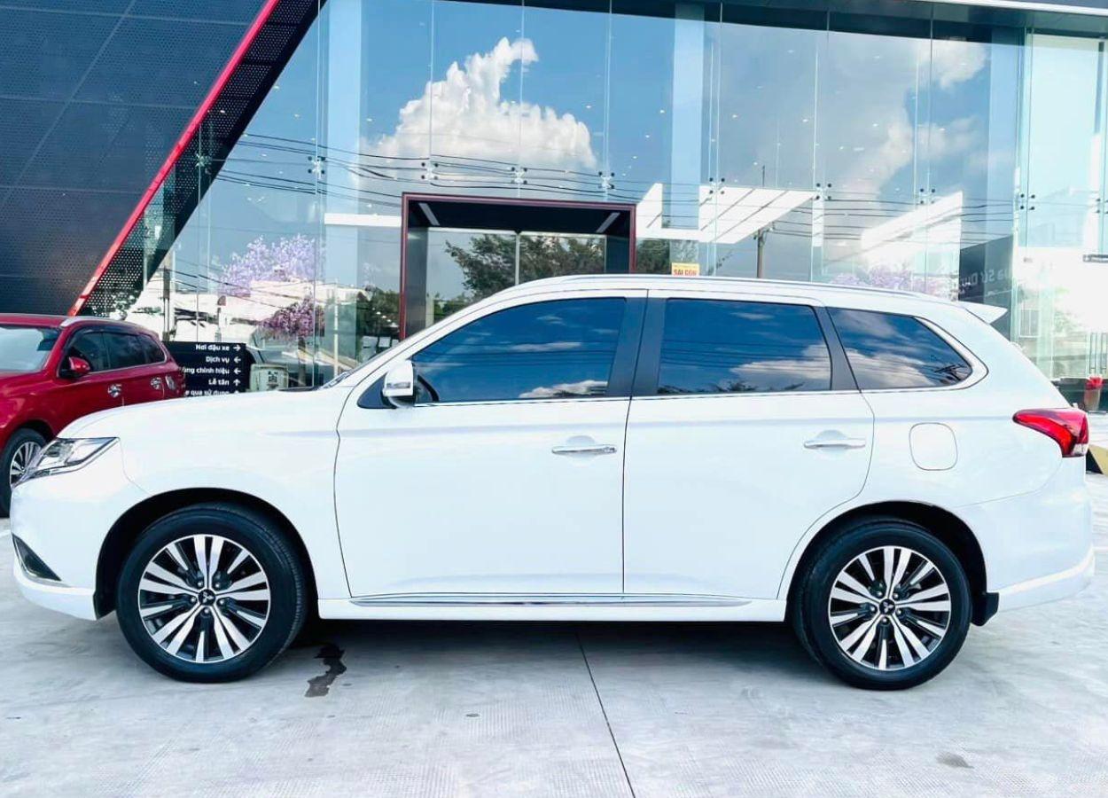 Lăn bánh ‘siêu lướt’ gần 5.000 km, Mitsubishi Outlander 2023 chào bán với giá khó tin 485085