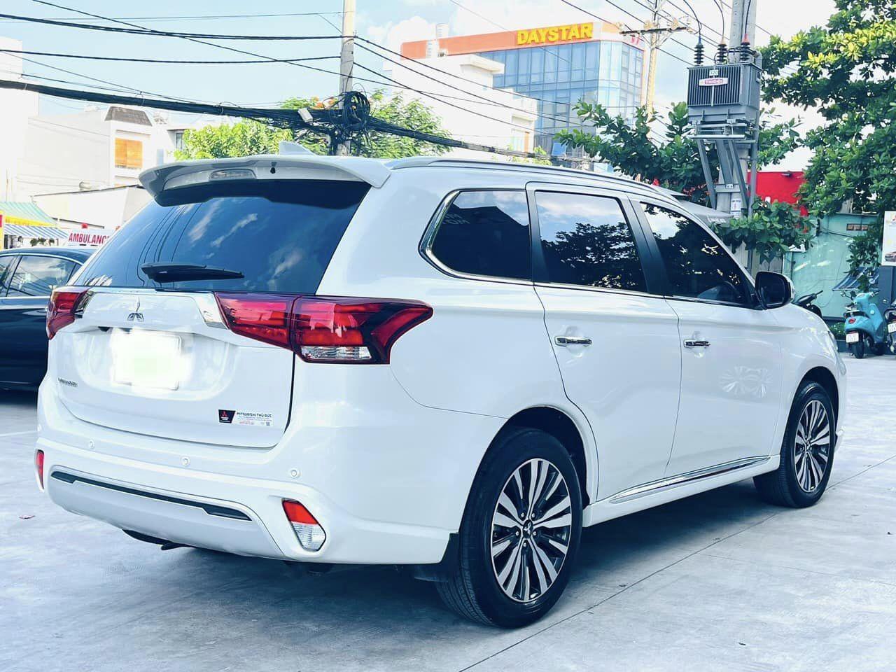 Lăn bánh ‘siêu lướt’ gần 5.000 km, Mitsubishi Outlander 2023 chào bán với giá khó tin 485088