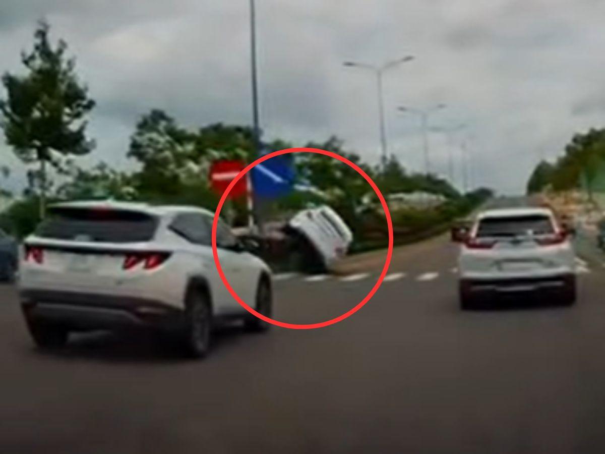 Bình Thuận: Tự đâm vào dải phân cách, ô tô con nằm ‘phơi bụng’ giữa đường 486615
