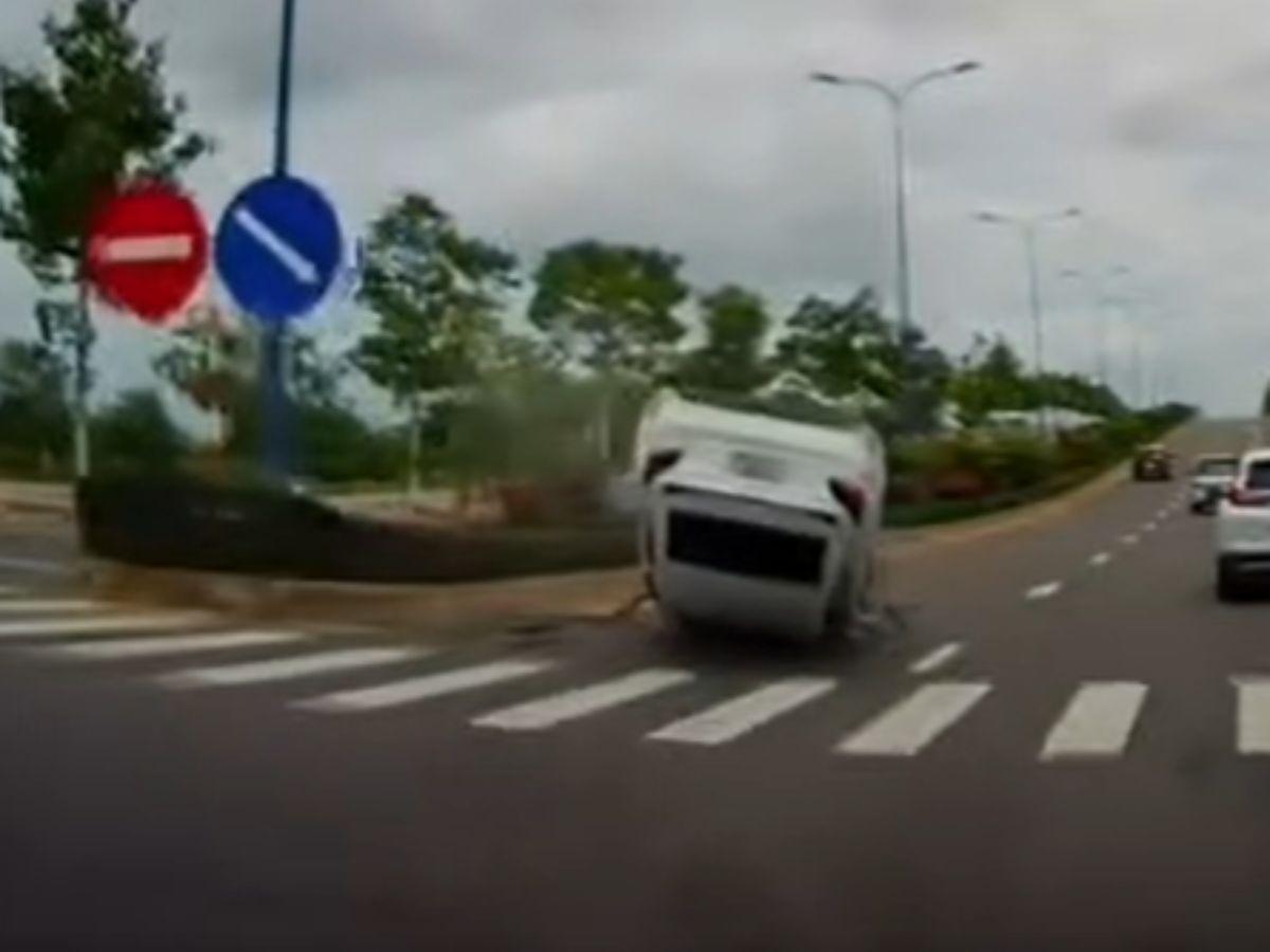 Bình Thuận: Tự đâm vào dải phân cách, ô tô con nằm ‘phơi bụng’ giữa đường 486616