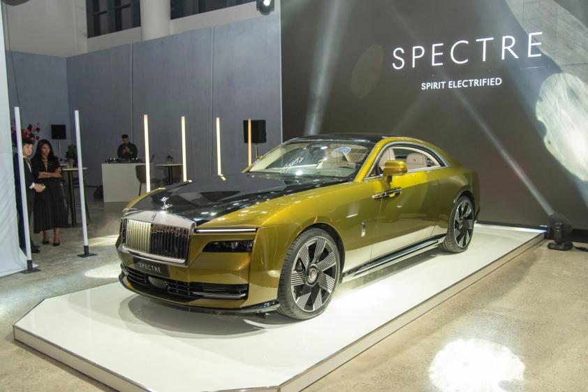 Đại gia Minh Nhựa nhận bàn giao ‘biệt thự di động’ Rolls-Royce Spectre, giá không dưới 18 tỷ đồng 490541