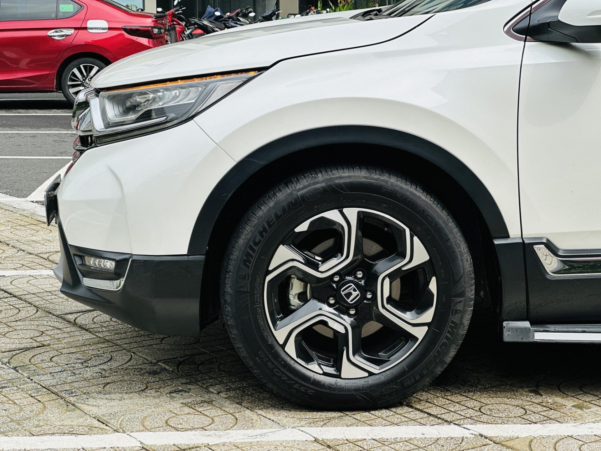 Honda CR-V 2018 sử dụng 6 năm xuống giá ngang một chiếc Mitsubishi Xforce 493199