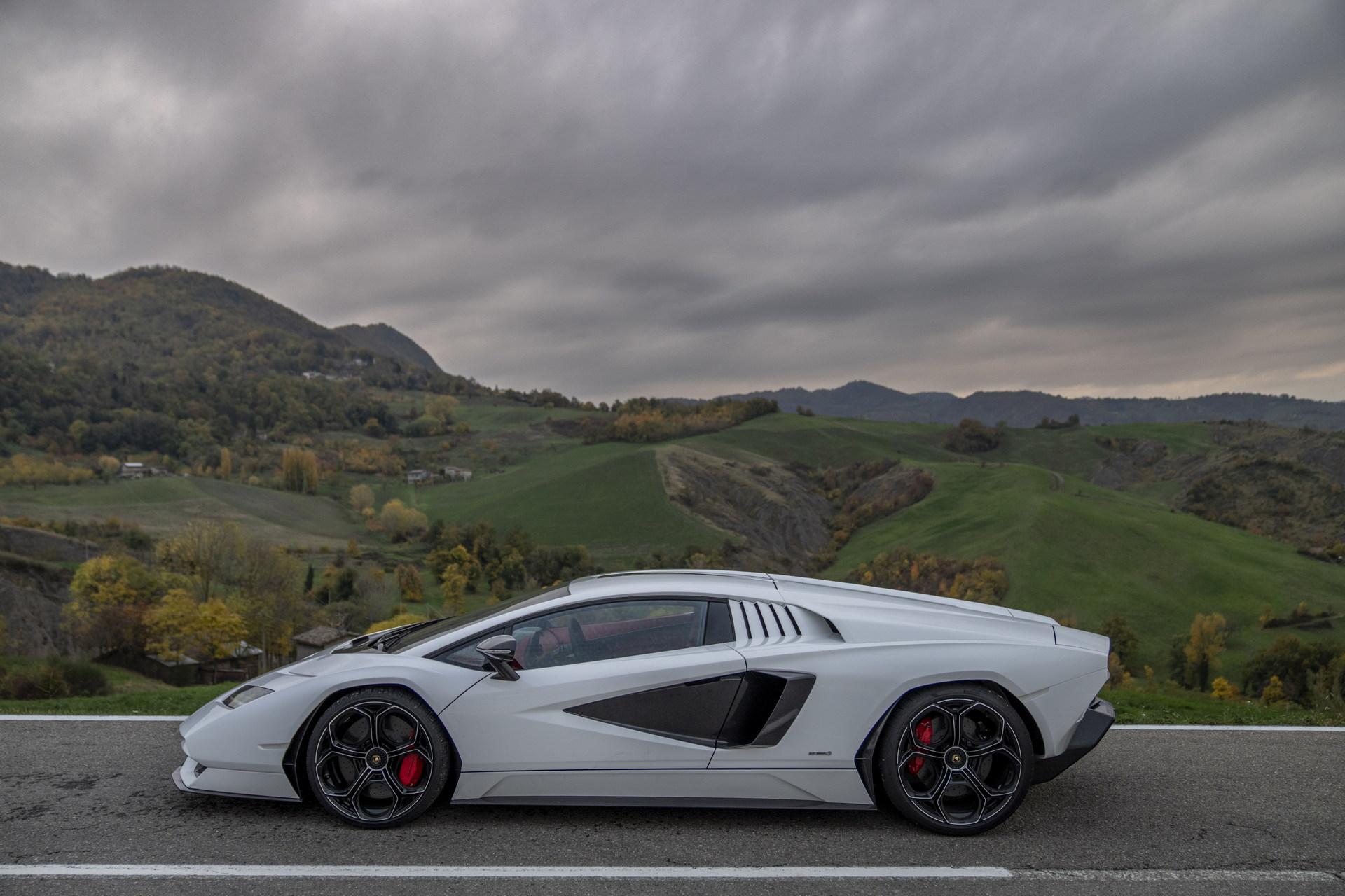 Lamborghini-Countach-LPI-800-4-Dynamic-Shots-54