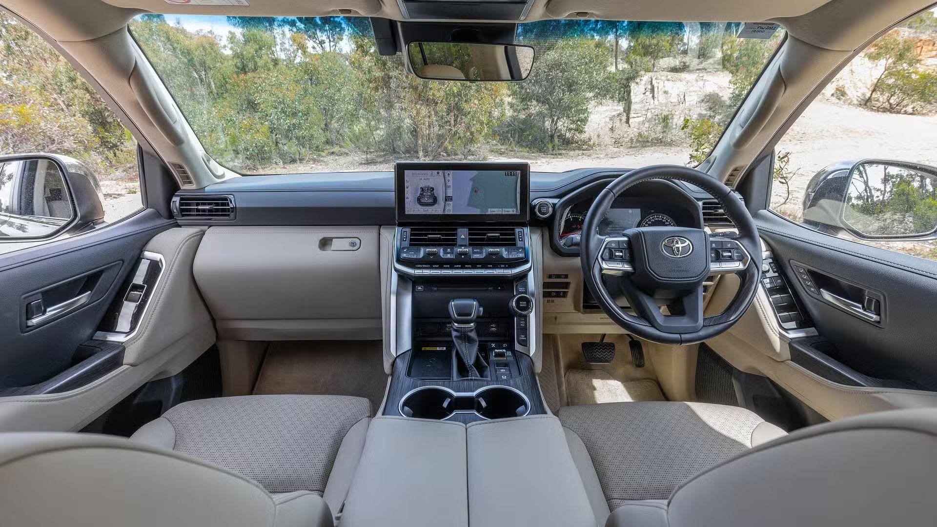 SUV chủ tịch Toyota Land Cruiser 300 sắp có bản nâng cấp đầu tiên?