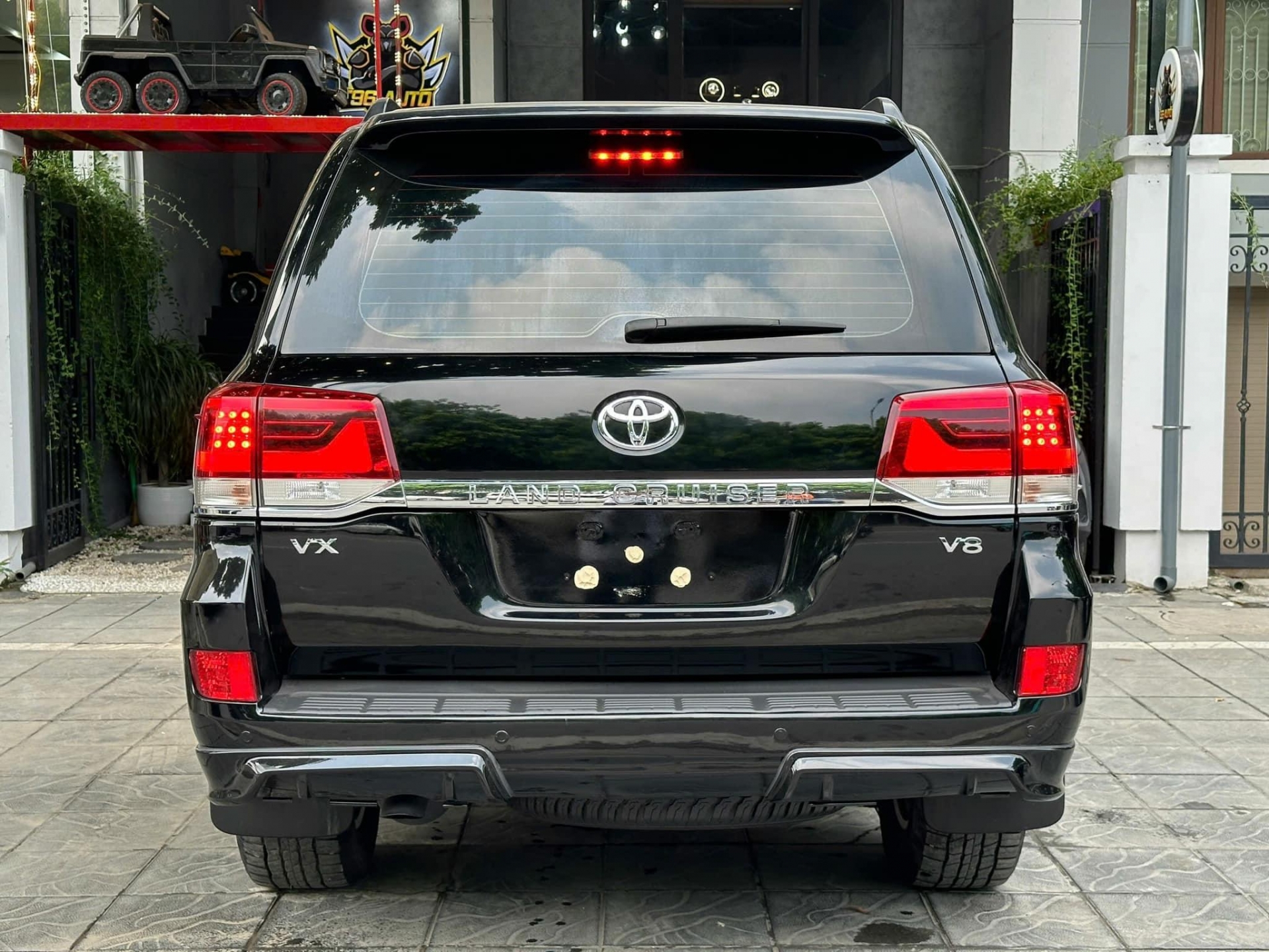 Toyota Land Cruiser 2016 lăn bánh 8 năm rao bán với giá bao nhiêu? 520323