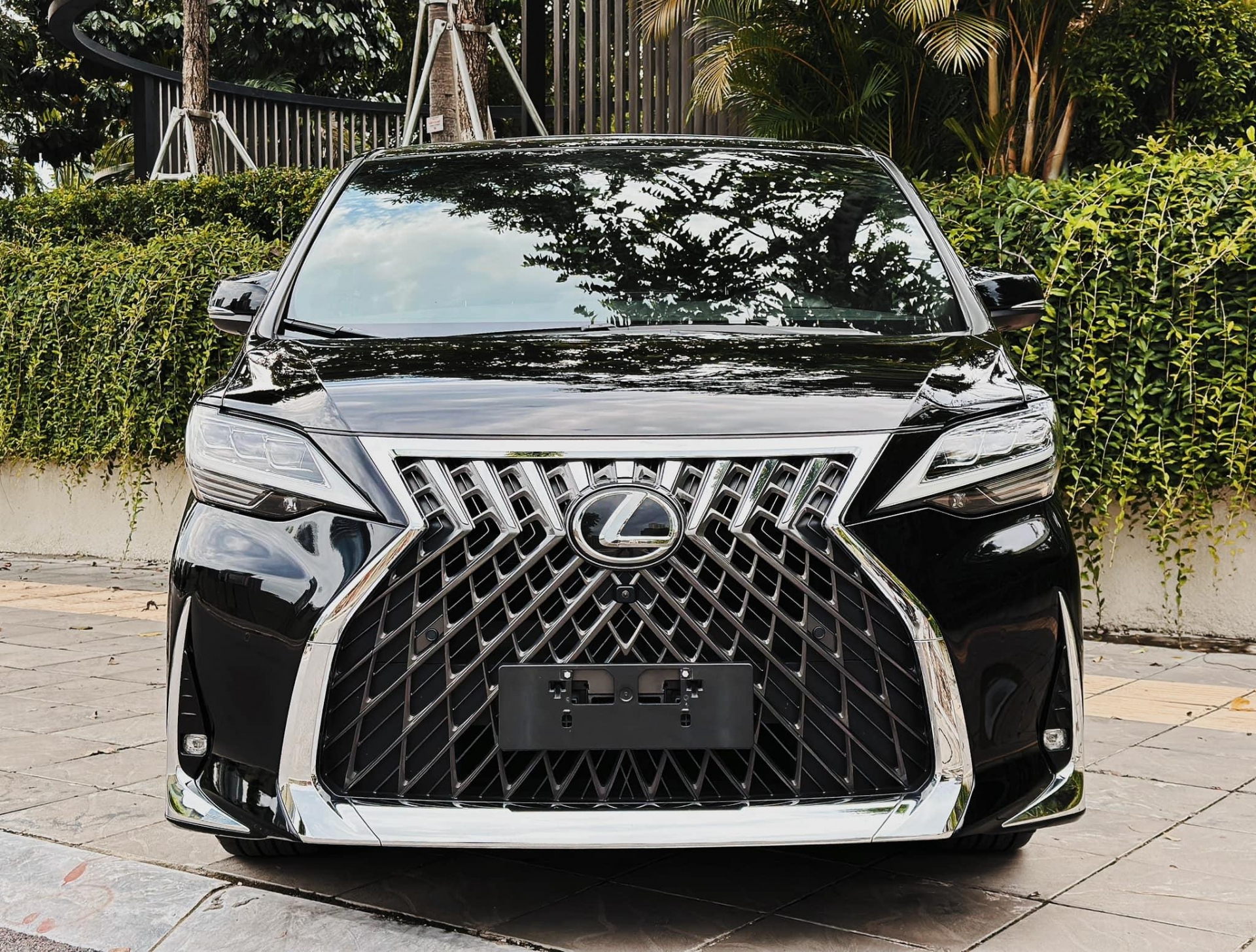 Sử dụng 2 năm, ‘chuyên cơ mặt đất’ Lexus LM 350 2022 chạy ‘lướt’ rao bán với giá ngỡ ngàng 527291