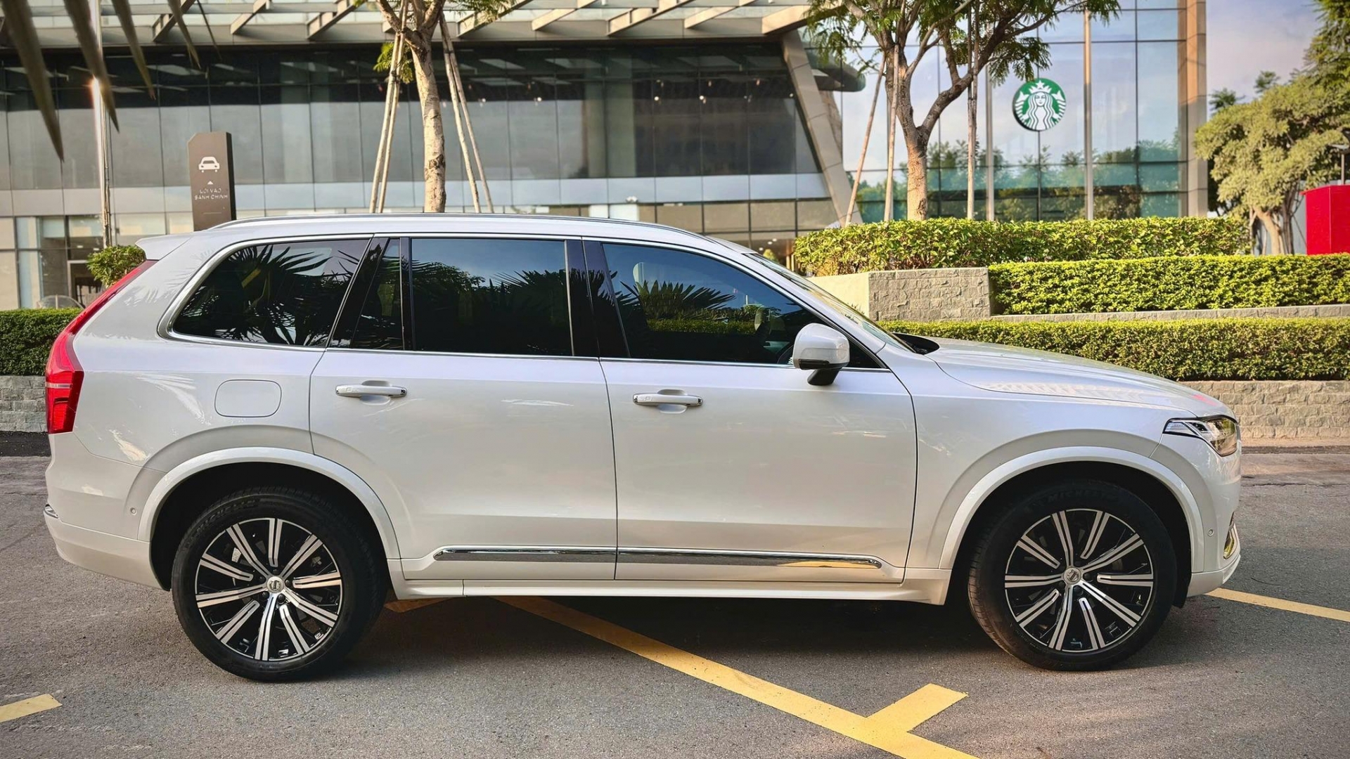 Ngỡ ngàng giá bán của Volvo XC90 2023 ‘siêu lướt’ sau 1 năm lăn bánh 530795