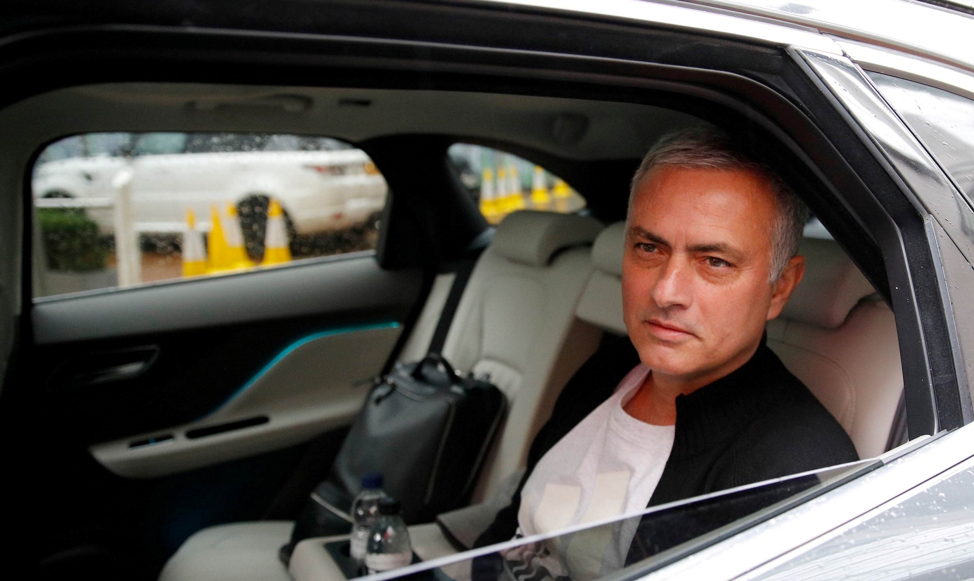 Chuyển nhượng bóng đá 6/12: Mourinho tái xuất Ngoại hạng Anh, trụ cột Barca đến MU?