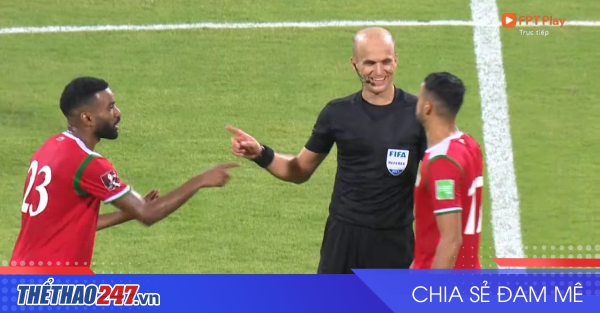 Bức ảnh 'phản cảm' của trọng tài với cầu thủ Oman khiến CĐV Việt Nam tức giận