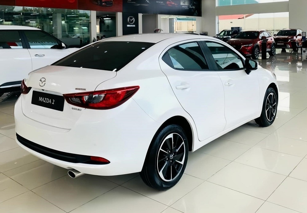 Cận cảnh Mazda2 2023 tại đại lý: Nâng cấp nhẹ về thiết kế, tăng giá bán 335504