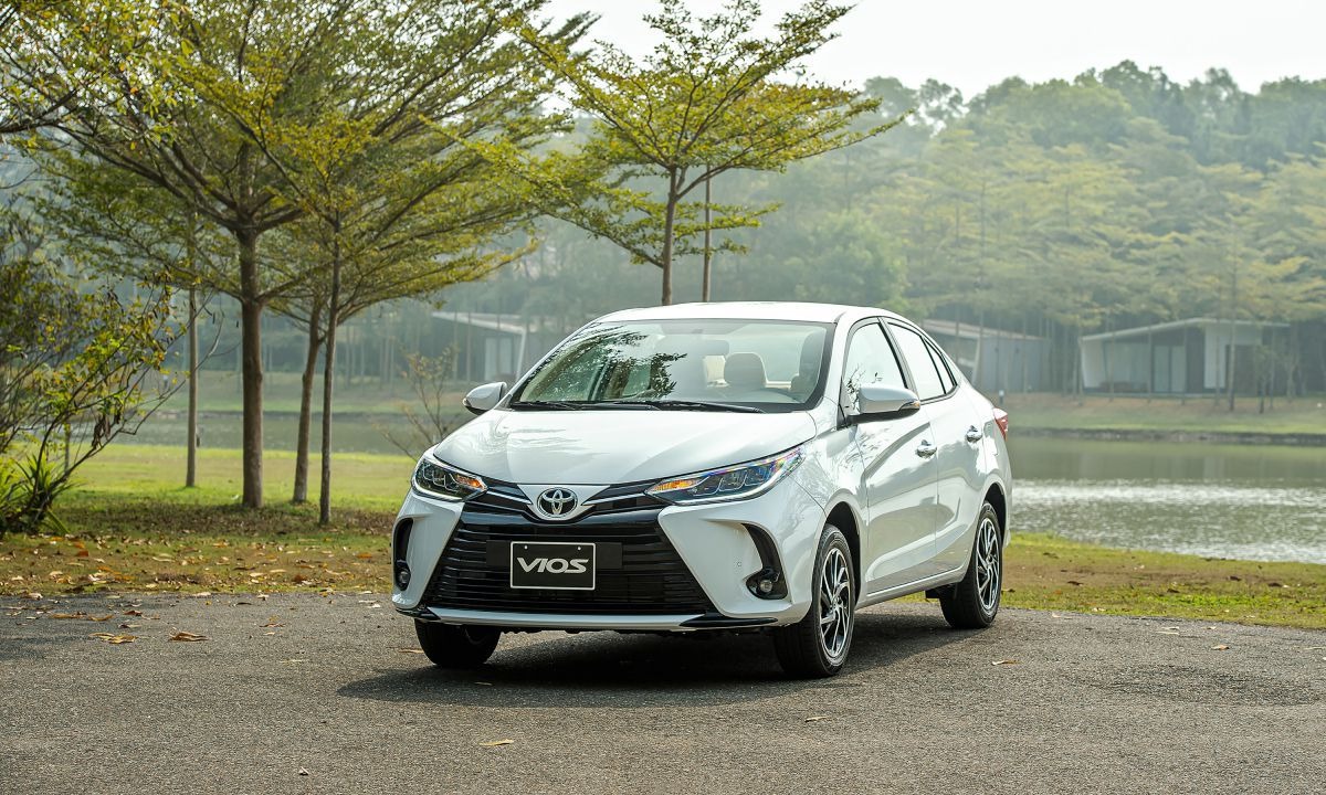 toyota-vios-white-4-121209