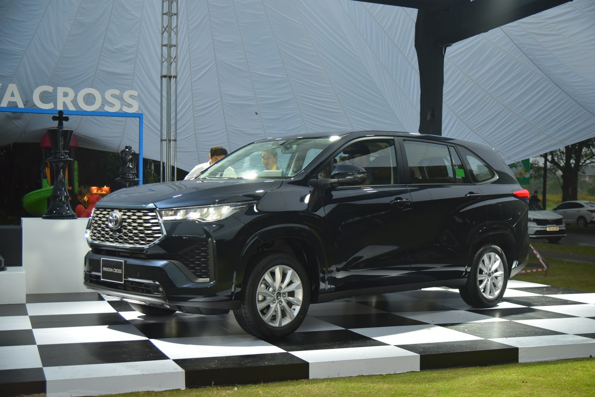 So sánh chi tiết 2 phiên bản của Toyota Innova Cross mới ra mắt 340732