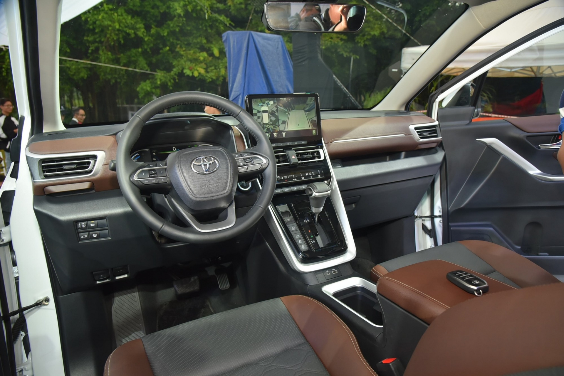 So sánh chi tiết 2 phiên bản của Toyota Innova Cross mới ra mắt 340737