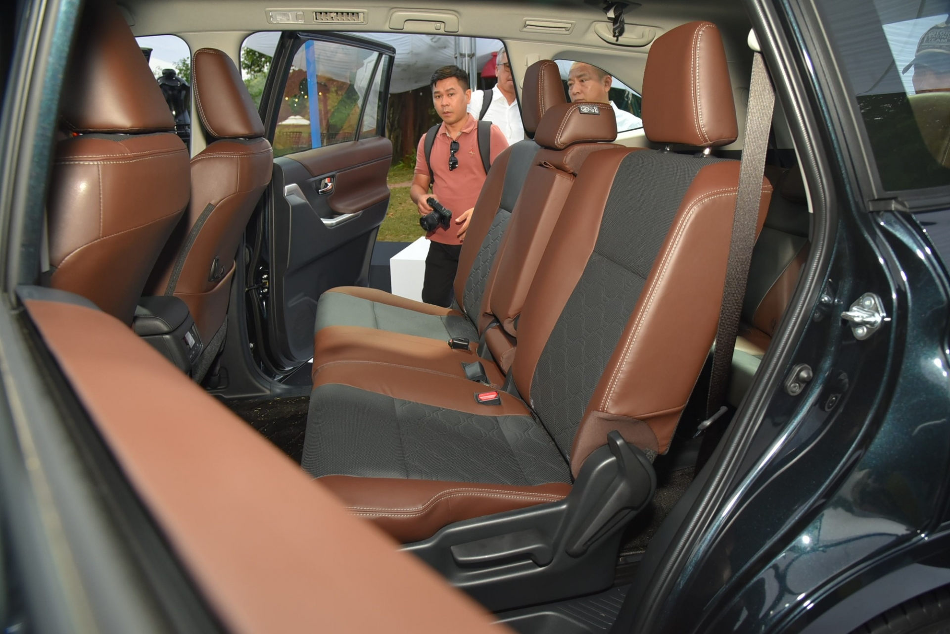 So sánh chi tiết 2 phiên bản của Toyota Innova Cross mới ra mắt 340740