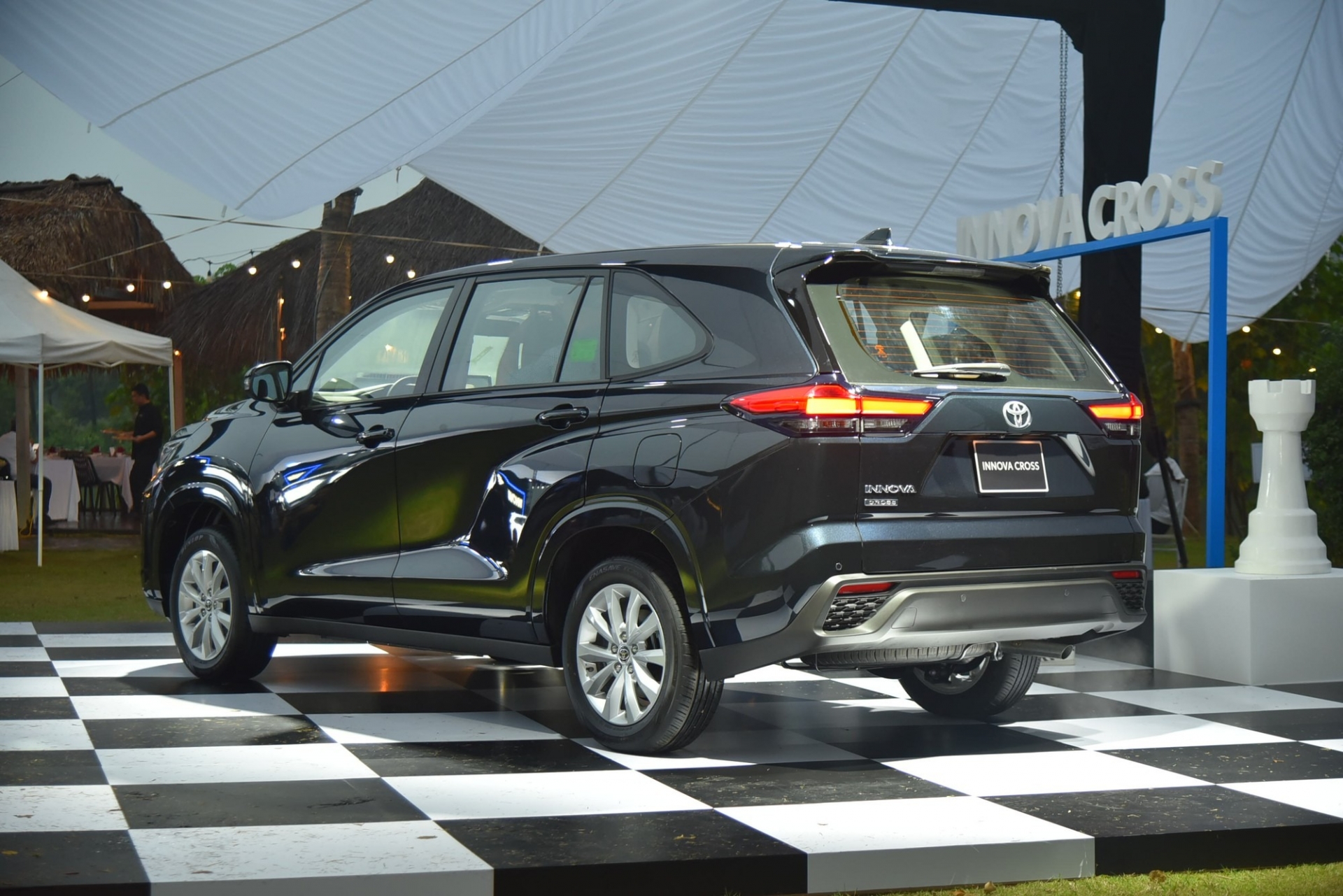 So sánh chi tiết 2 phiên bản của Toyota Innova Cross mới ra mắt 340752