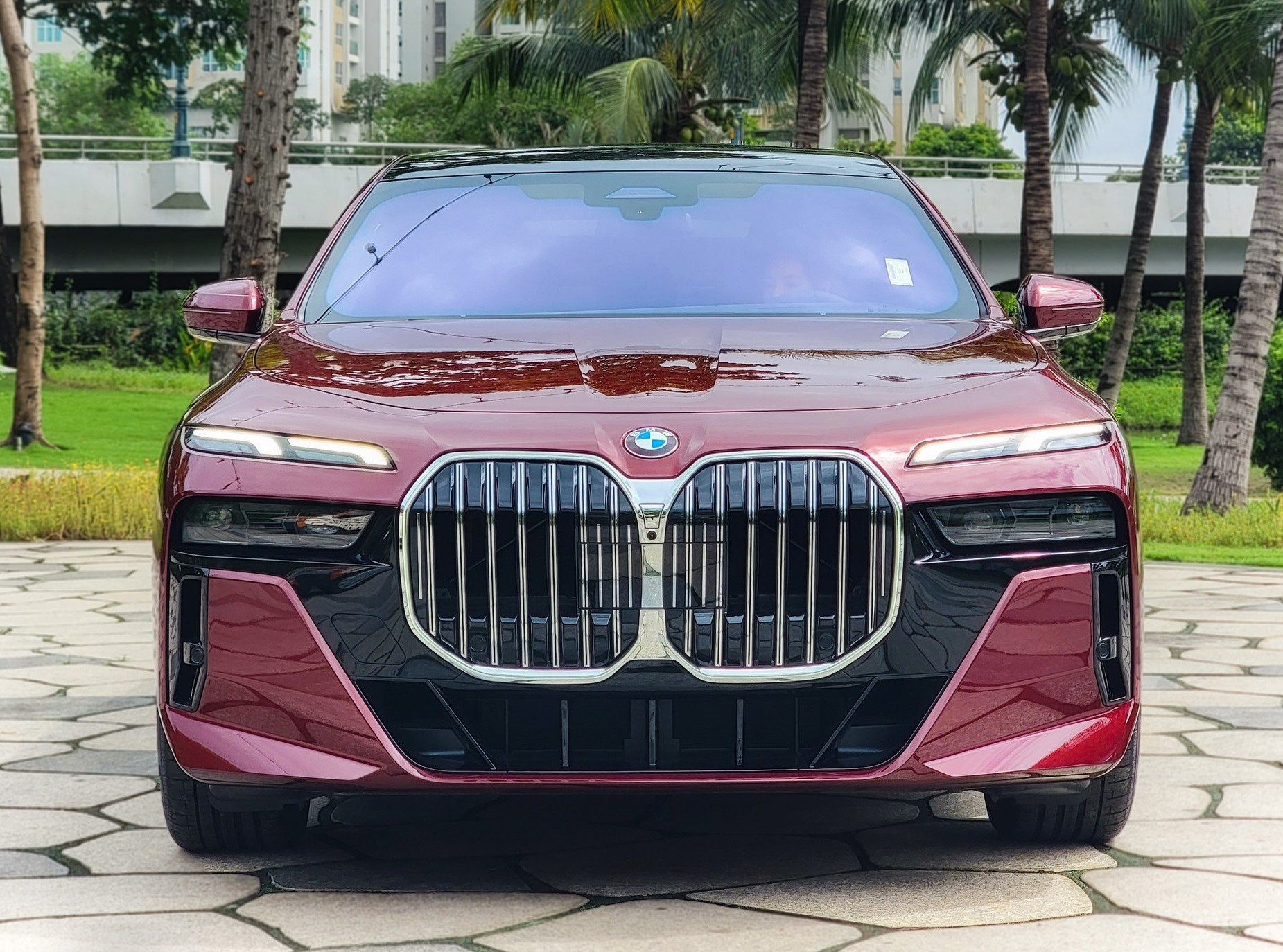 Xe sang BMW 7-Series tiếp tục giảm giá gần nửa tỷ đồng, tăng sức đấu S-Class 342142