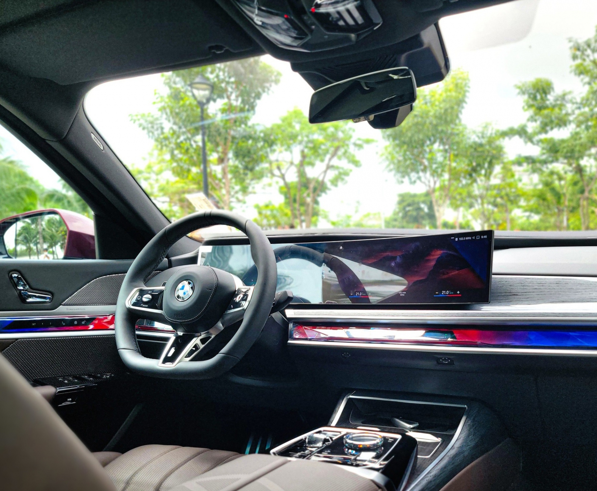 Xe sang BMW 7-Series tiếp tục giảm giá gần nửa tỷ đồng, tăng sức đấu S-Class 342143