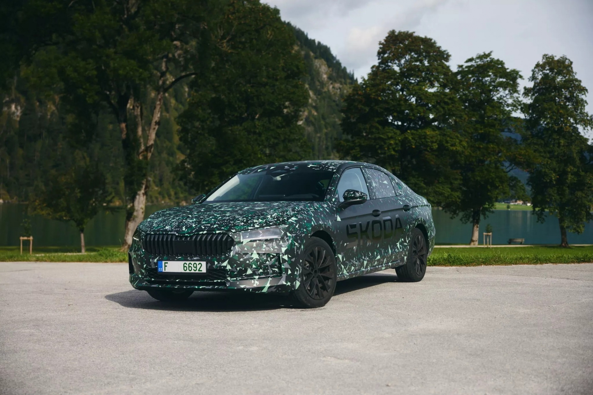 2024-skoda-superb-hatchback-camo