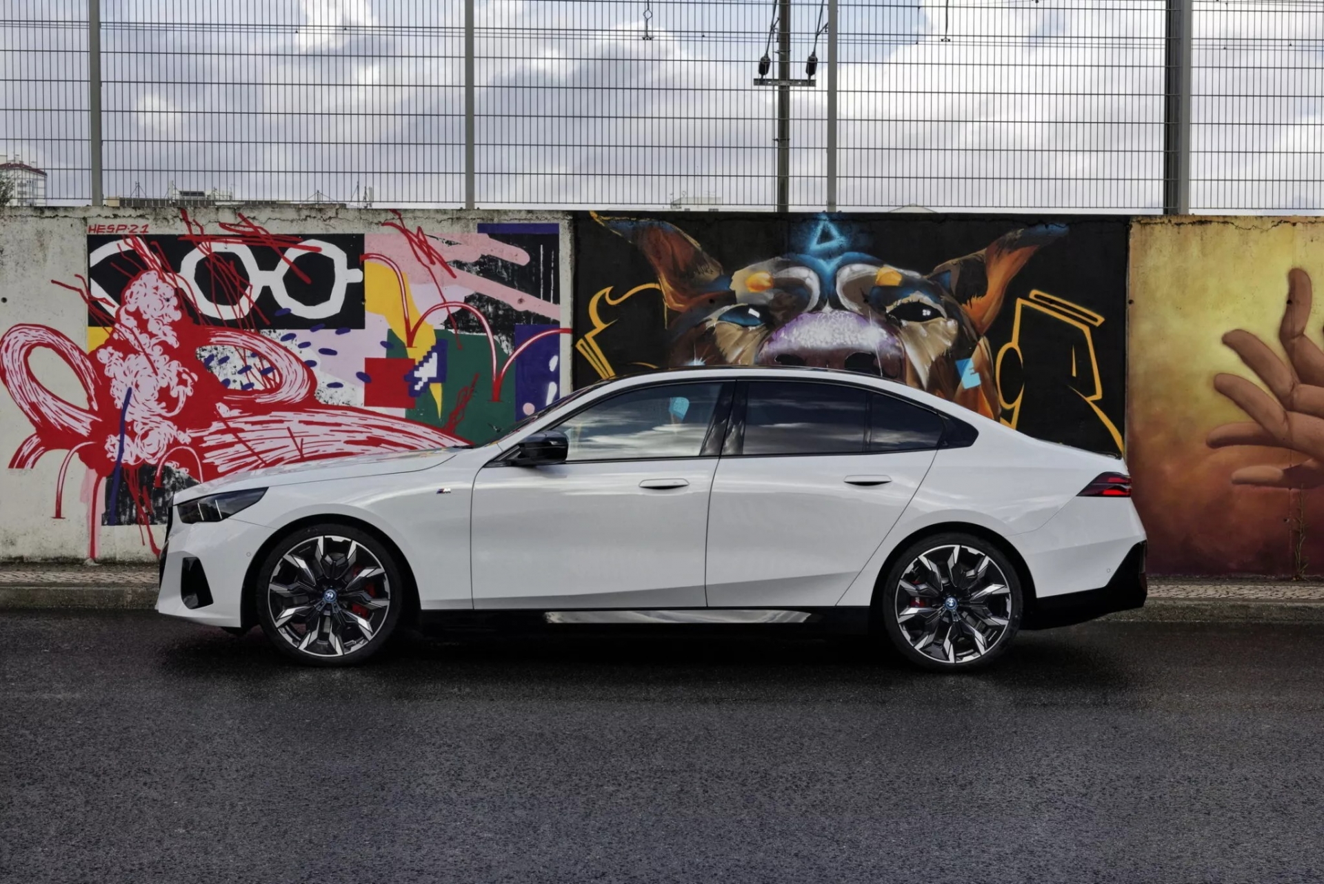 2024-BMW-i5-2_2-2048x1368