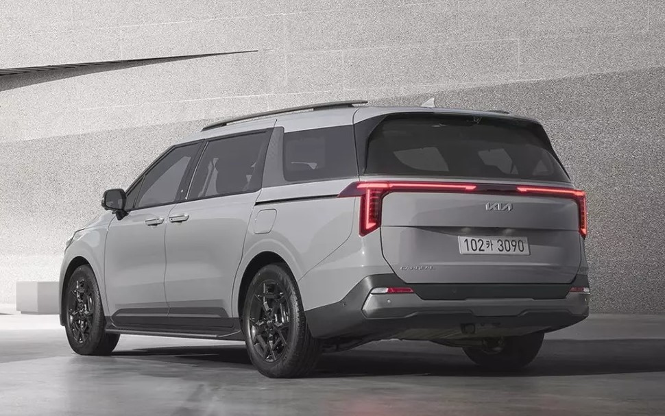 Kia Carnival 2024 lộ thiết kế ngoại thất, bổ sung động cơ hybrid tiết kiệm xăng 347446