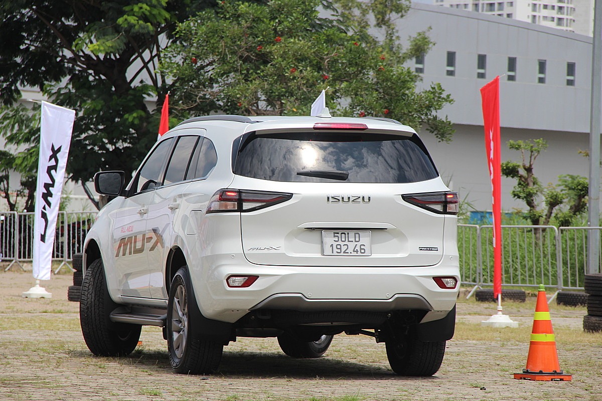 Đối thủ của Hyundai Santa Fe giảm giá 