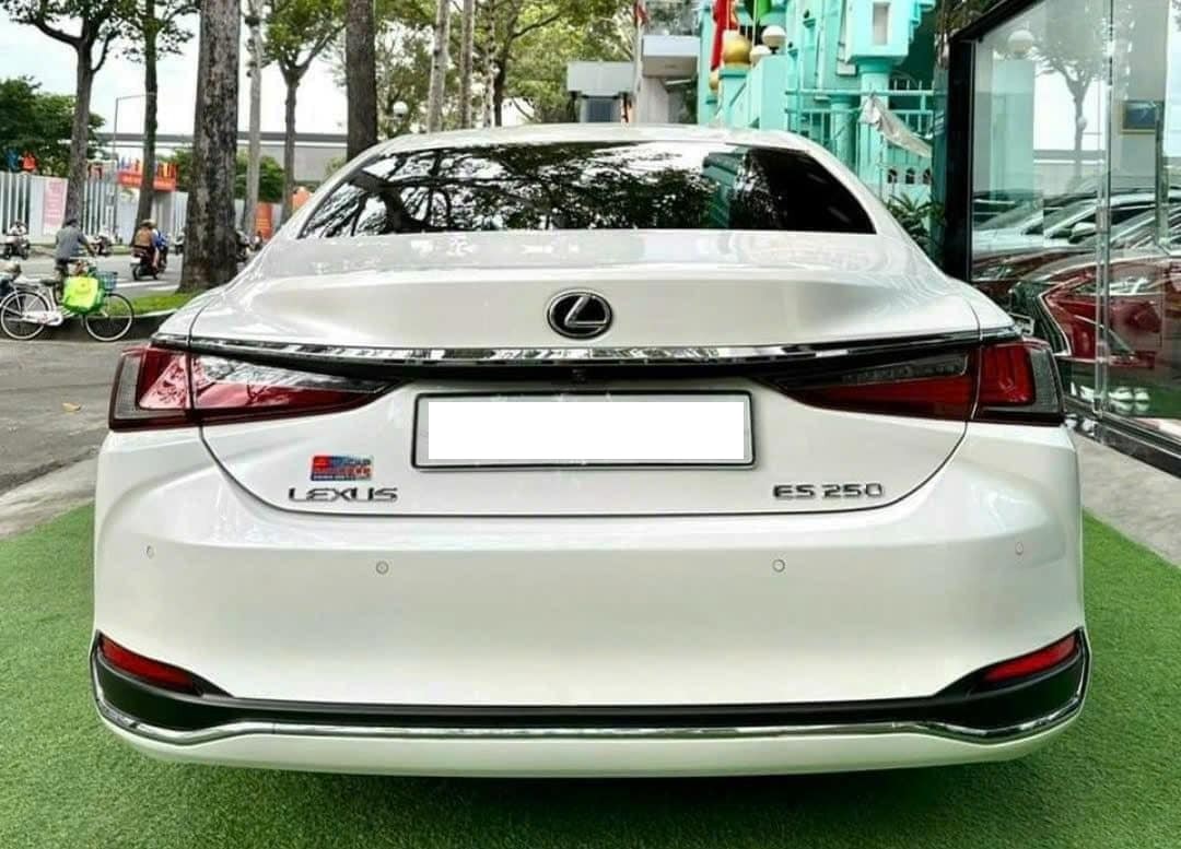 Sau 5 năm lăn bánh, Lexus ES 250 'lướt' rớt giá ngỡ ngàng trên sàn xe cũ 404849